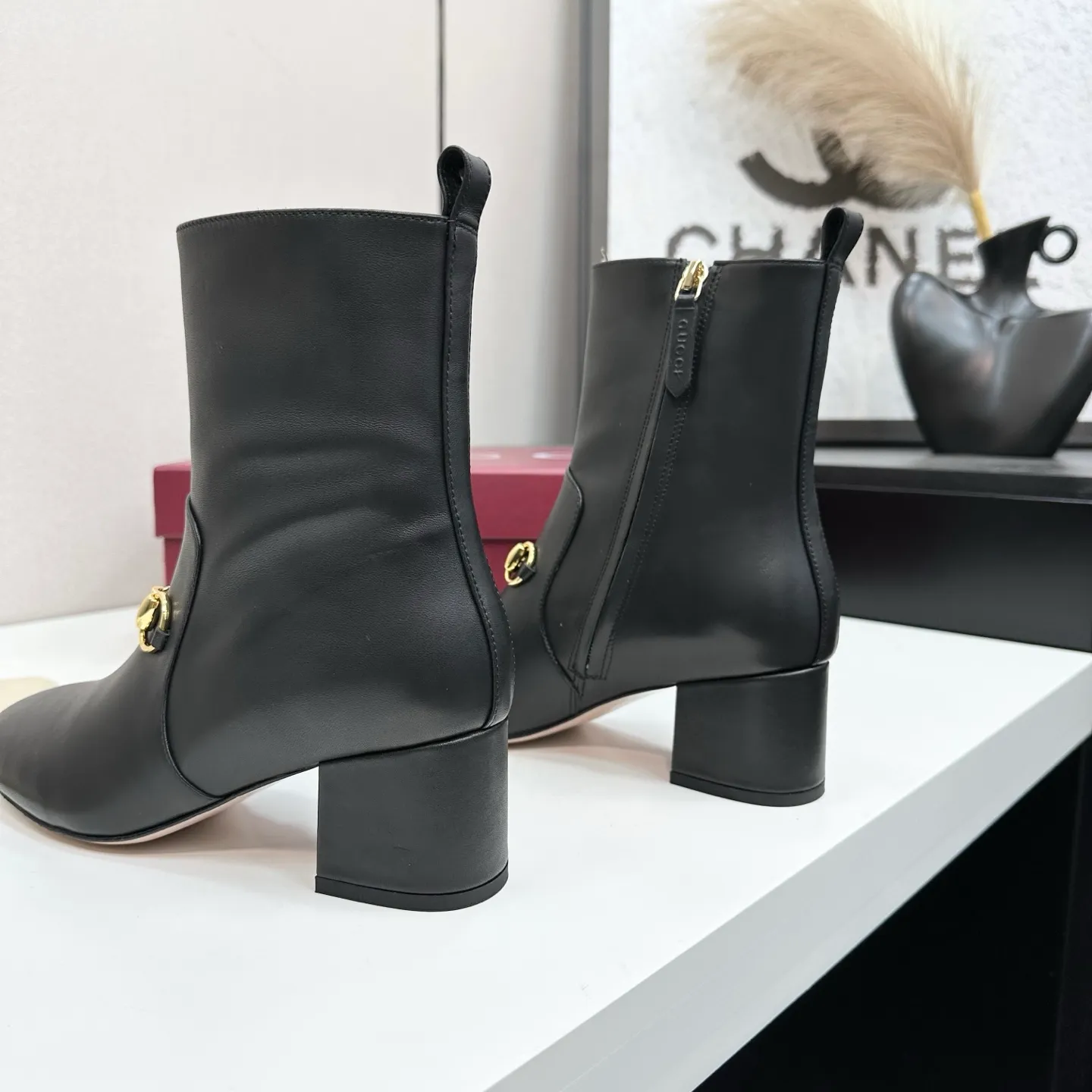 👟👟Ex-factory price 740👟👟 Gucci Gucci 2025G new autumn and winter classic horsebit thick heel short boots. The main series is finally available, and the products are worth looking forward to! Original classics create new designs ✨ Purchasing agent level! Full of high-end feel! A favorite among bloggers at home and abroad, it is retro and fashionable, easy to wear and looks great on your feet! Mainly recommended by the official website, new colors are constantly updated 🆕 ▪️Upper: original calfskin/cloth ▪️Inner lining: imported sheepskin ▪️Outsole: Italian leather outsole ▪️Heel height: 3.5cm ▪️Shoe size: 35-39 (40.41.42 can be customized)